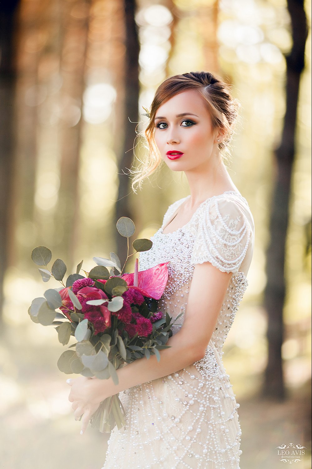Невеста в свадебном винтажном платье, усыпанном жемчужными бусинами
