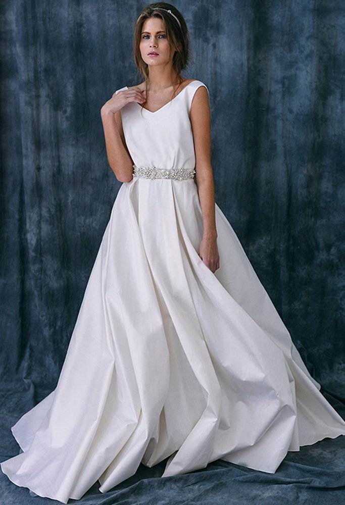 Лаконичное и невероятно стильное свадебное платье из шелковой тафты. Плотный корсет на косточках, сзади на молнии. Бант съемный.