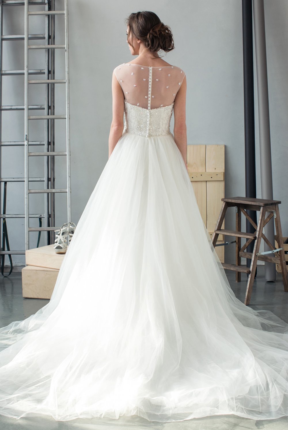 Пышное свадебное платье с красивой прозрачной спинкой