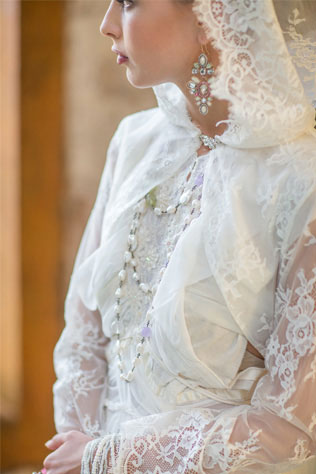 Винтажная свадьба с крыльями в декоре, образ невесты