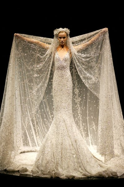 Фантастическое платье невесты с длинной фатой